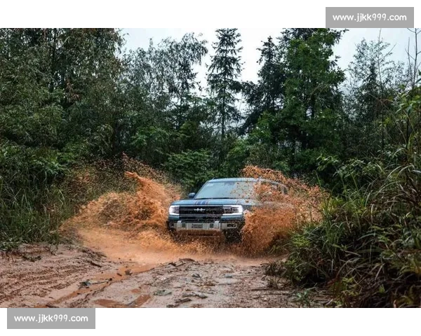 极限越野挑战赛精彩瞬间 汽车勇闯险峰 激烈角逐展现驾驶技术与耐力
